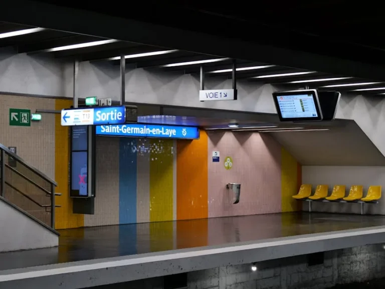 Saint-Germain-en-Laye subway platform showcasing vibrant colors and empty seating.